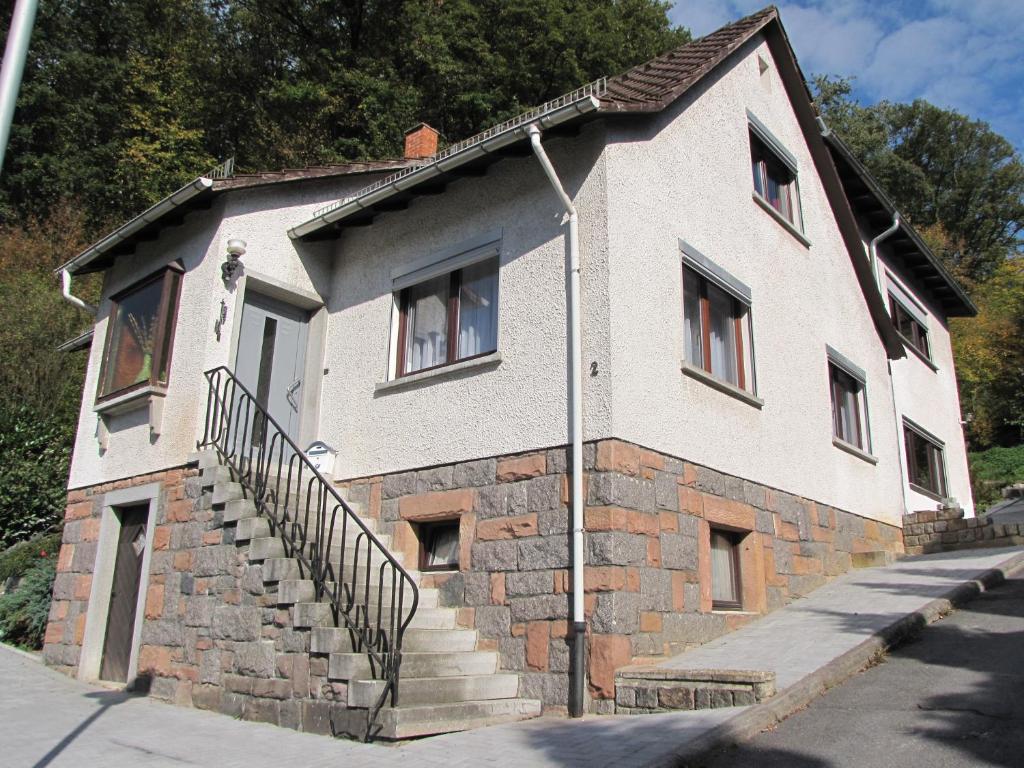 une maison en briques avec des escaliers sur son côté dans l'établissement Feriendomizil Weinheim, à Gorxheim