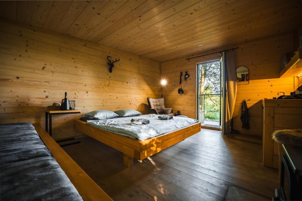 Voodi või voodid majutusasutuse Treehouse Tučapy toas