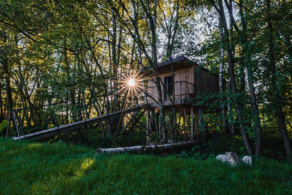 ein Baumhaus mitten im Wald in der Unterkunft Treehouse Tučapy in Tučapy