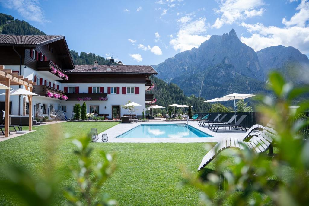 Nespecifikovaný výhled na hory nebo výhled na hory při pohledu z hotelu