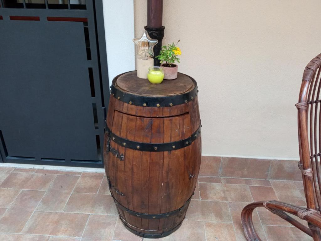 un barril de madera con una planta encima en as maison en Terni