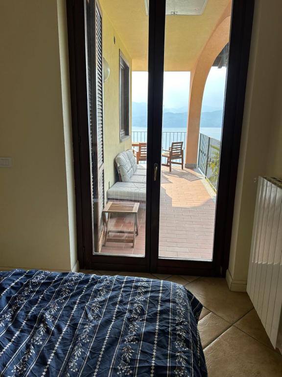 Postel nebo postele na pokoji v ubytování Traum-Balkon mit Panoramablick und Pool am Lago Maggiore