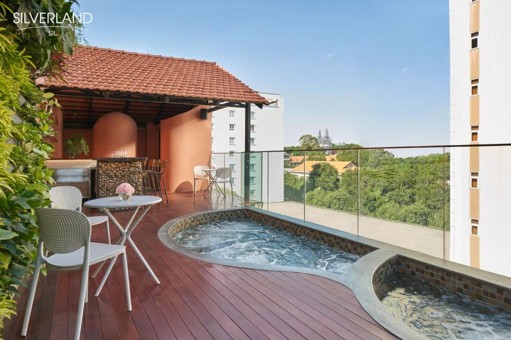 een hot tub op het balkon van een gebouw bij Silverland Sil Hotel in Ho Chi Minh-stad