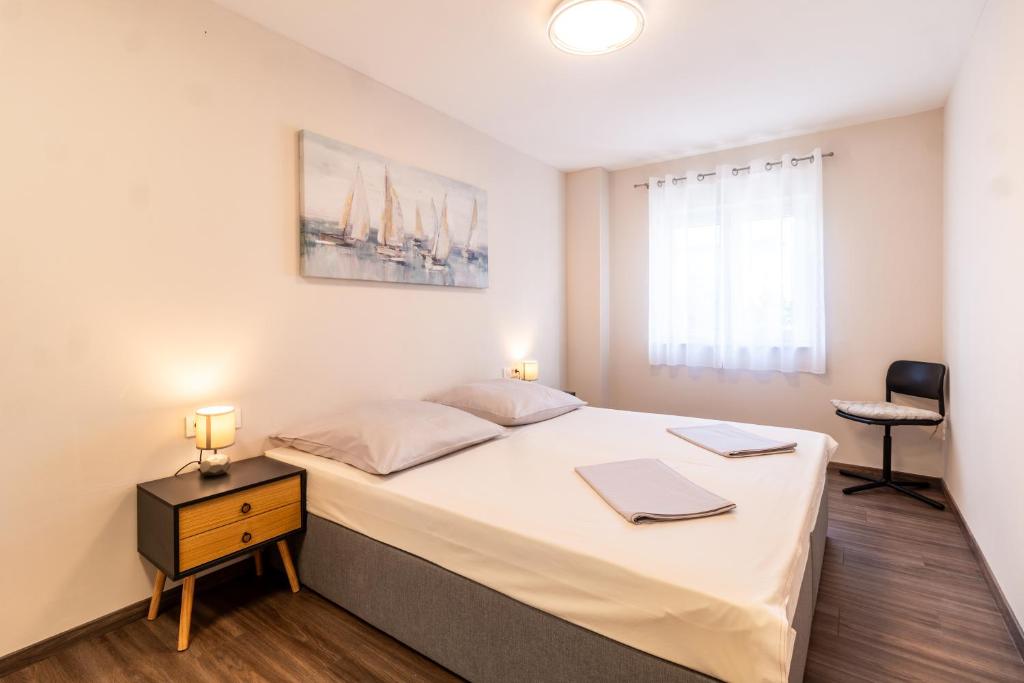 Postel nebo postele na pokoji v ubytování Apartmani Nela