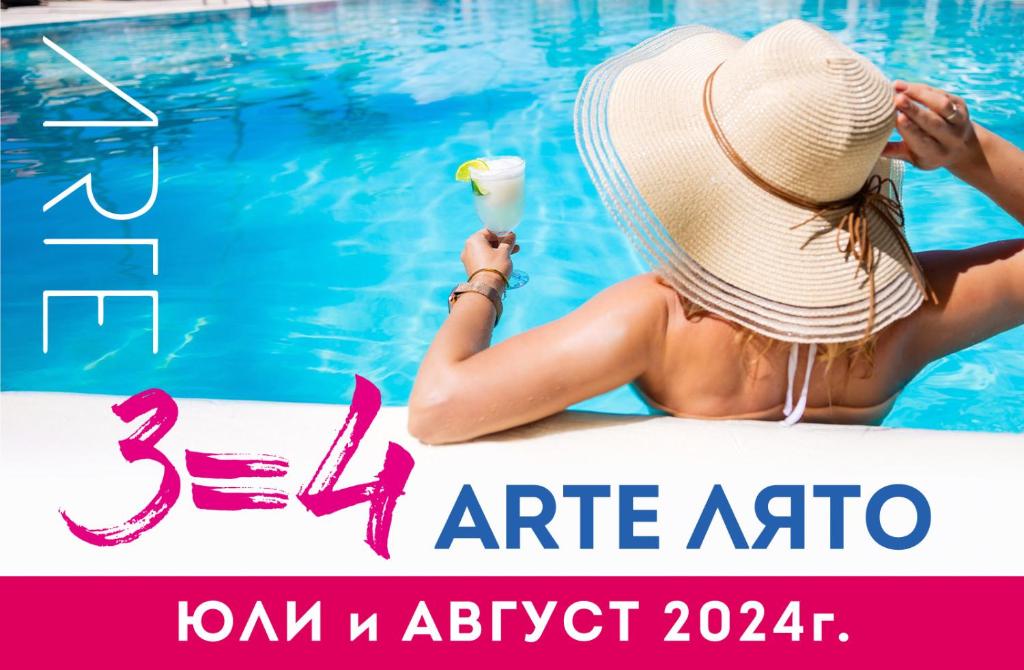 Una donna con un cappello è seduta in piscina di Hotel Arte SPA & Park a Velingrad