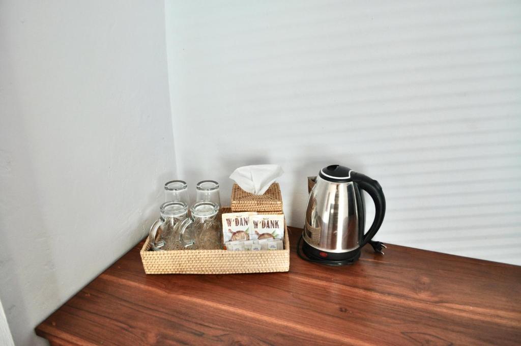 Příslušenství pro přípravu čaje a kávy v ubytování Ripbowl Guest House