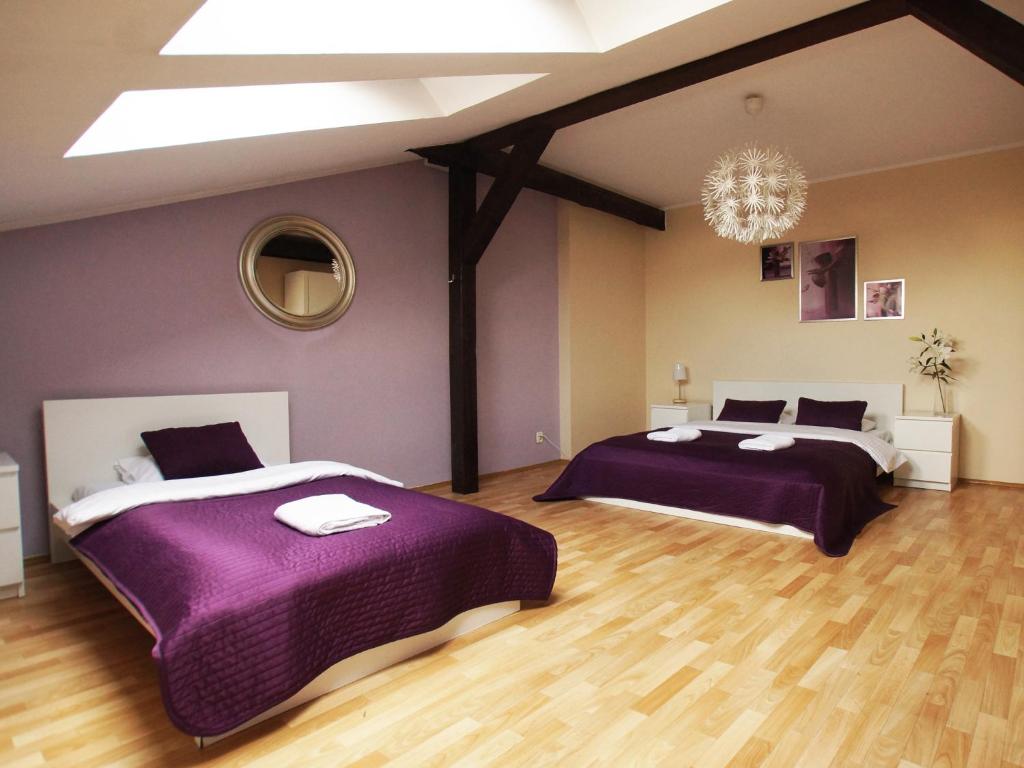 Posteľ alebo postele v izbe v ubytovaní Blooms Inn - City Center Poznan by Friendly Apartments