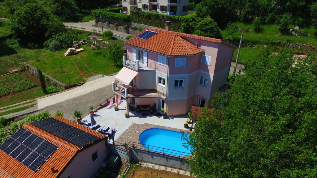 eine Luftansicht eines Hauses mit Pool in der Unterkunft Villa Mimi in Dobreć