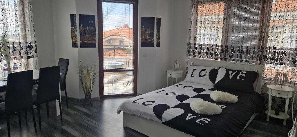 Un dormitorio con una cama con dos ositos de peluche encima. en Black and White Apartment, en Karlovo