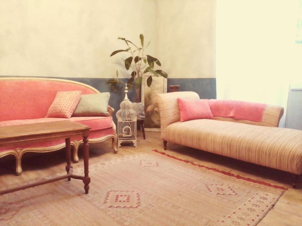 un salon avec deux chaises et un canapé dans l'établissement Maison d'autrefois, à Chalabre