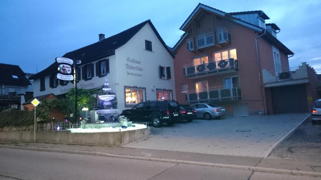 un bâtiment avec une voiture garée devant lui dans l'établissement Gasthaus-Pension Fischerkeller, à Randegg
