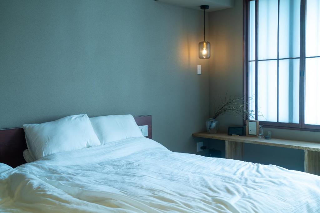 Postel nebo postele na pokoji v ubytování Guest House 宿ま