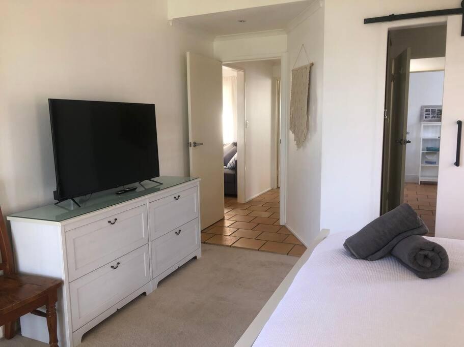 TV a/nebo společenská místnost v ubytování PRIVATE OCEAN FRONT, PET FRIENDLY OASIS!