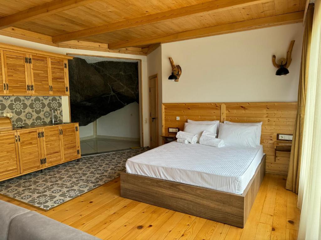 Postel nebo postele na pokoji v ubytování Machakhela Inn - Resort and Winery