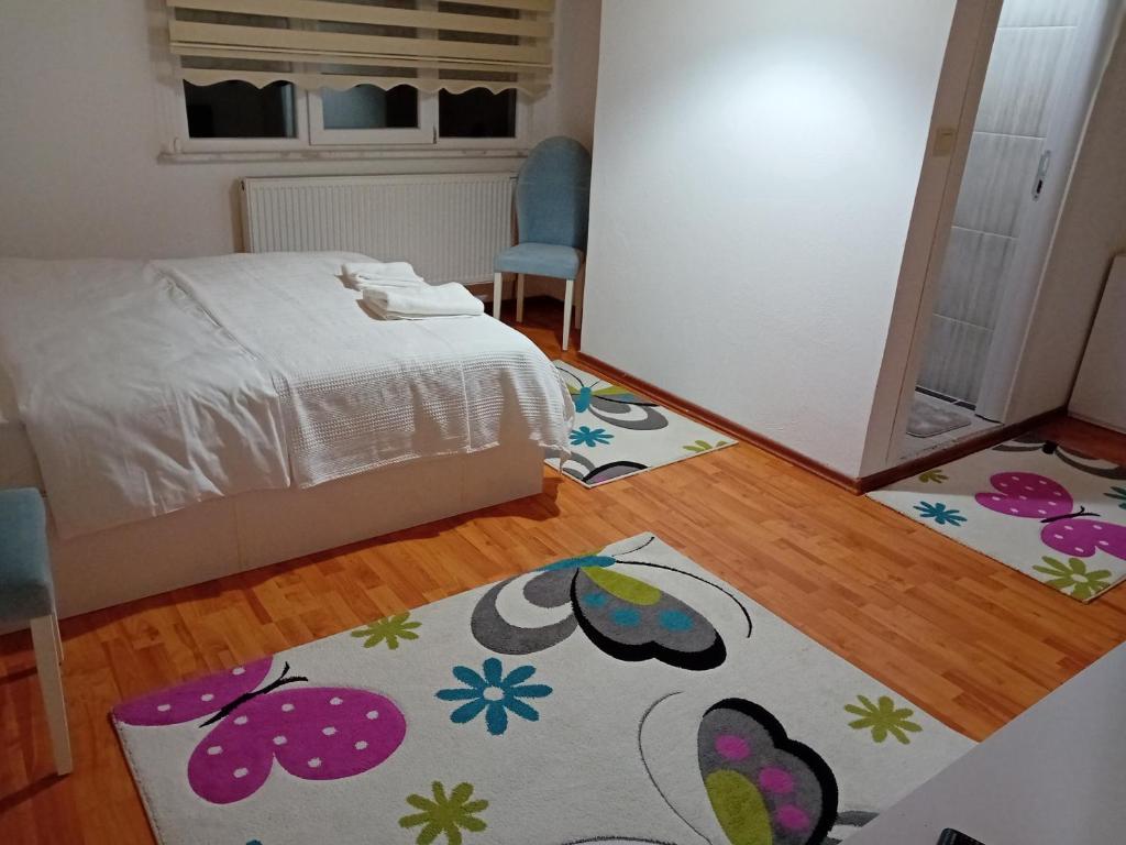 Postel nebo postele na pokoji v ubytování Sevgi Konağı
