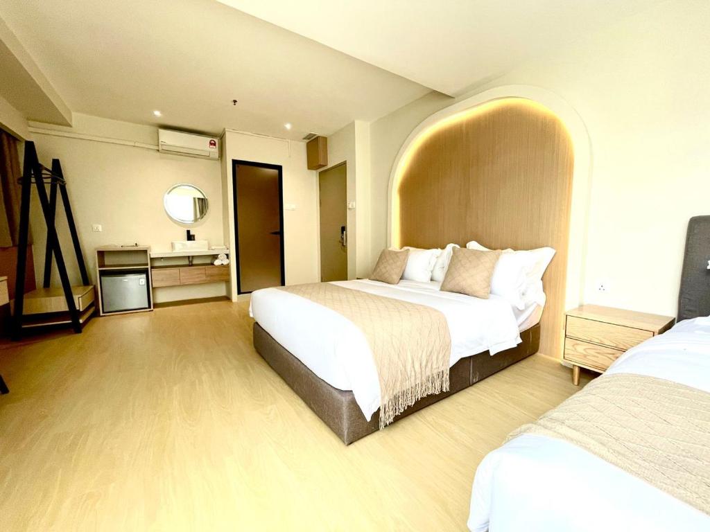 1 dormitorio con 1 cama grande y baño en Stanton Gaya Hotel, en Kota Kinabalu