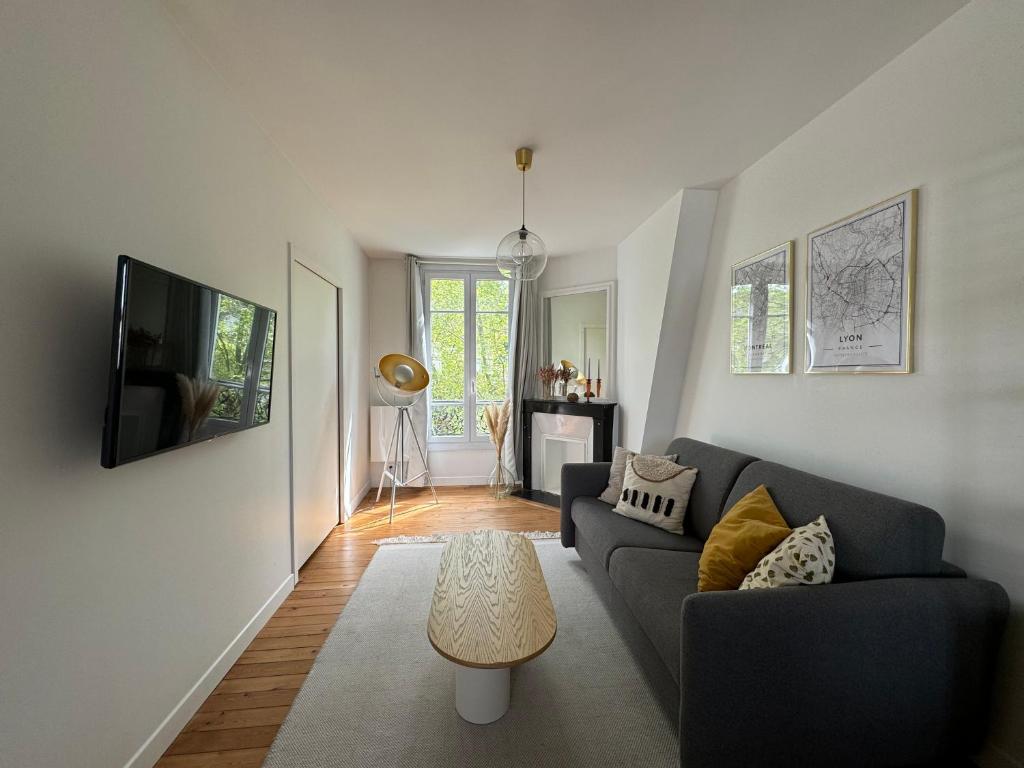 un salon avec un canapé et une table dans l'établissement Appartement 2 pièces avec balcon, à Issy-les-Moulineaux