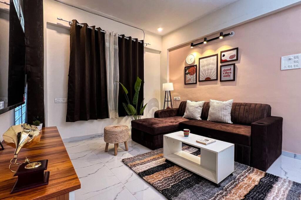 Ruang duduk di A Homely 1 BHK in Main Kharadi - Anandkunj