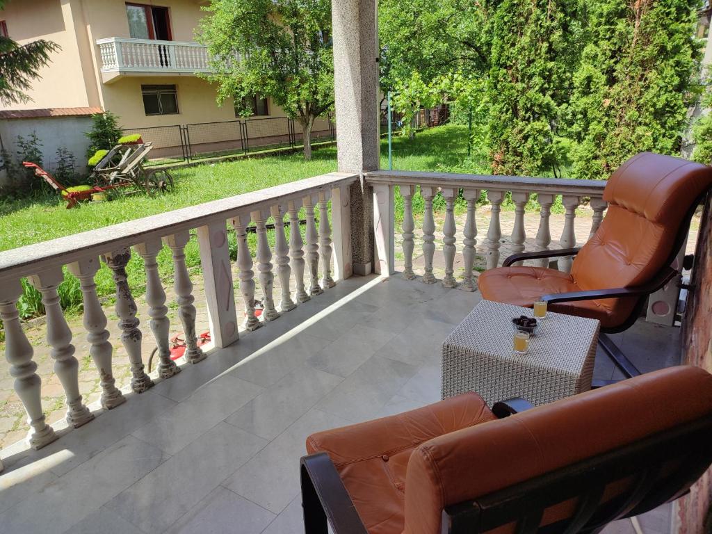un par de sillas sentadas en un porche en Sarajevo Paradise, en Sarajevo