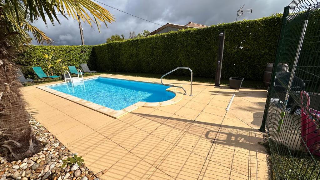 une piscine dans une cour clôturée dans l'établissement Les jardins de Gabriel, à Bergerac