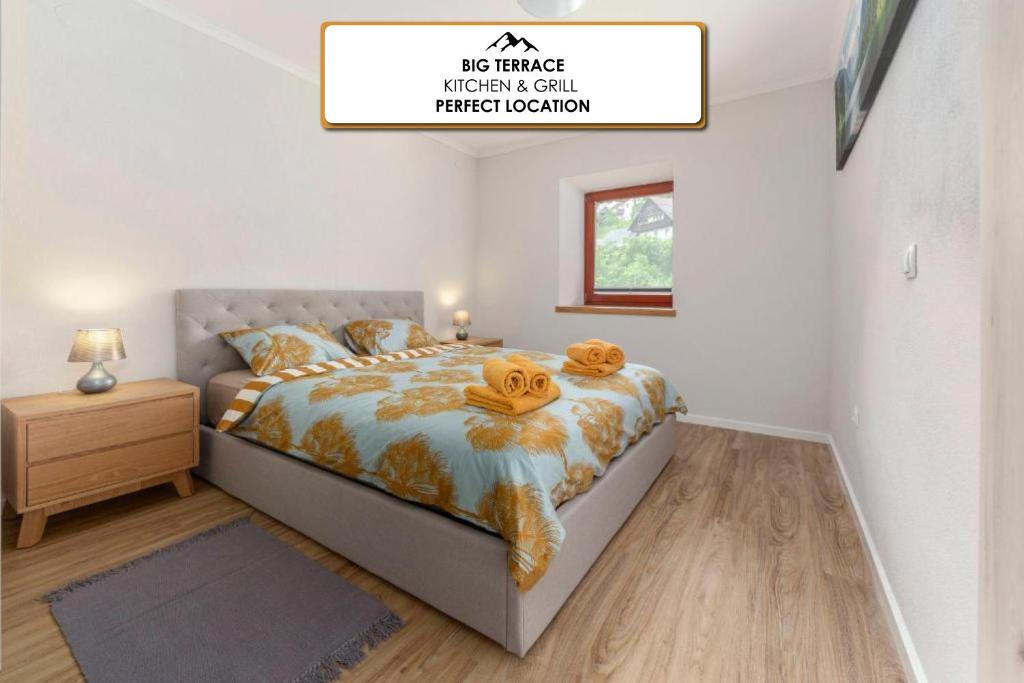 een slaapkamer met een bed met handdoeken erop bij Apartments Ribnica in Bohinj