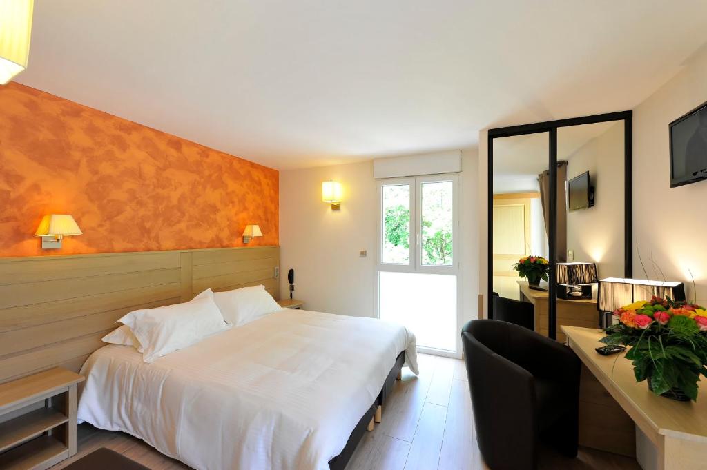 Postel nebo postele na pokoji v ubytování Logis Hôtel Restaurant Les 2 Rives - A75, en bordure de rivière