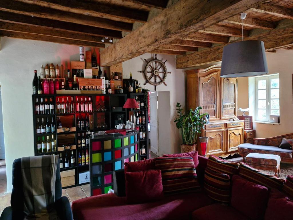 Zimmer mit einem Regal mit Weinflaschen in der Unterkunft Domaine Le Clos du Figuier Spa in Verdun-sur-Garonne