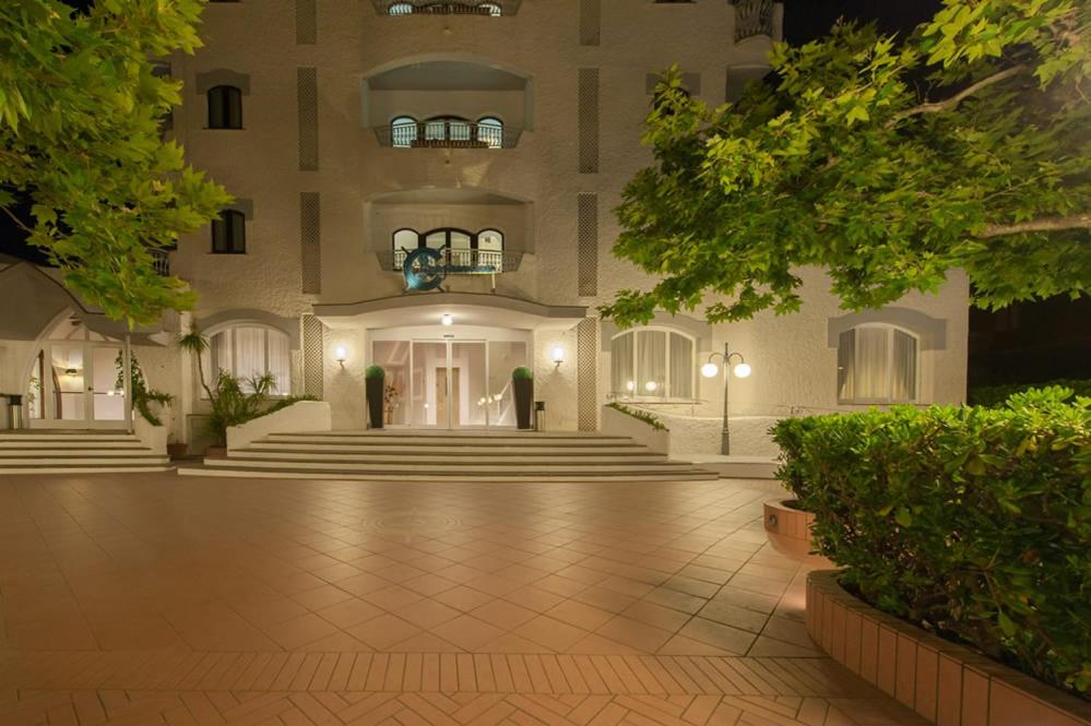 un gran edificio con escaleras delante en BAJAMAR BEACH HOTEL, en Formia