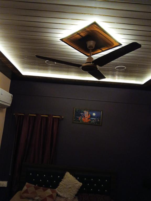 瓦拉納西的住宿－Varanasi home stay，卧室配有吊扇。