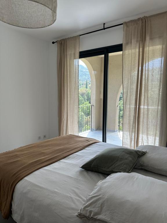 une chambre avec un grand lit avec une grande fenêtre dans l'établissement CASA ALTEZZA, à Soveria