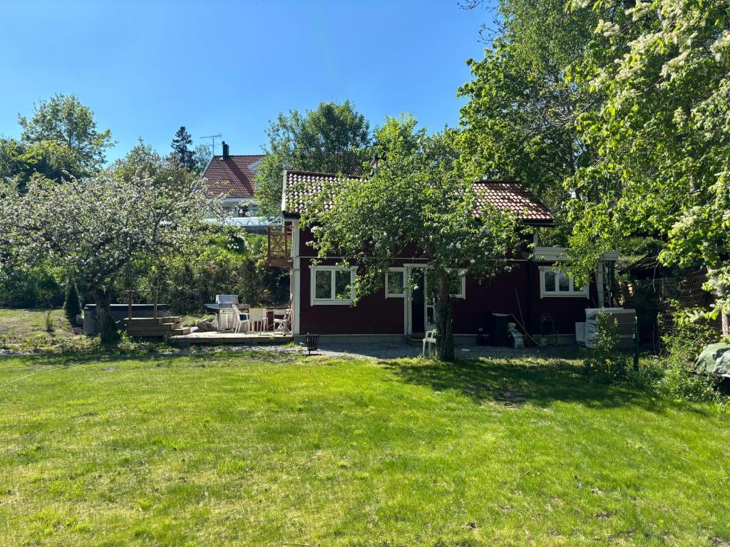 una casa con un patio delante de ella en 1800 tals Sjötorp med egen strand och brygga en Åkersberga