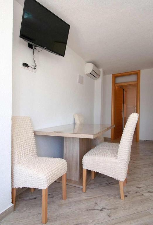 TV a/nebo společenská místnost v ubytování Villa Raguž sa Privatnom plažom i Garažom