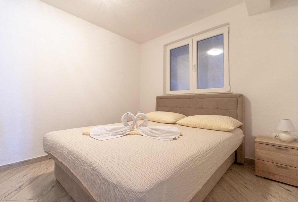 Postel nebo postele na pokoji v ubytování Villa Raguž sa Privatnom plažom i Garažom