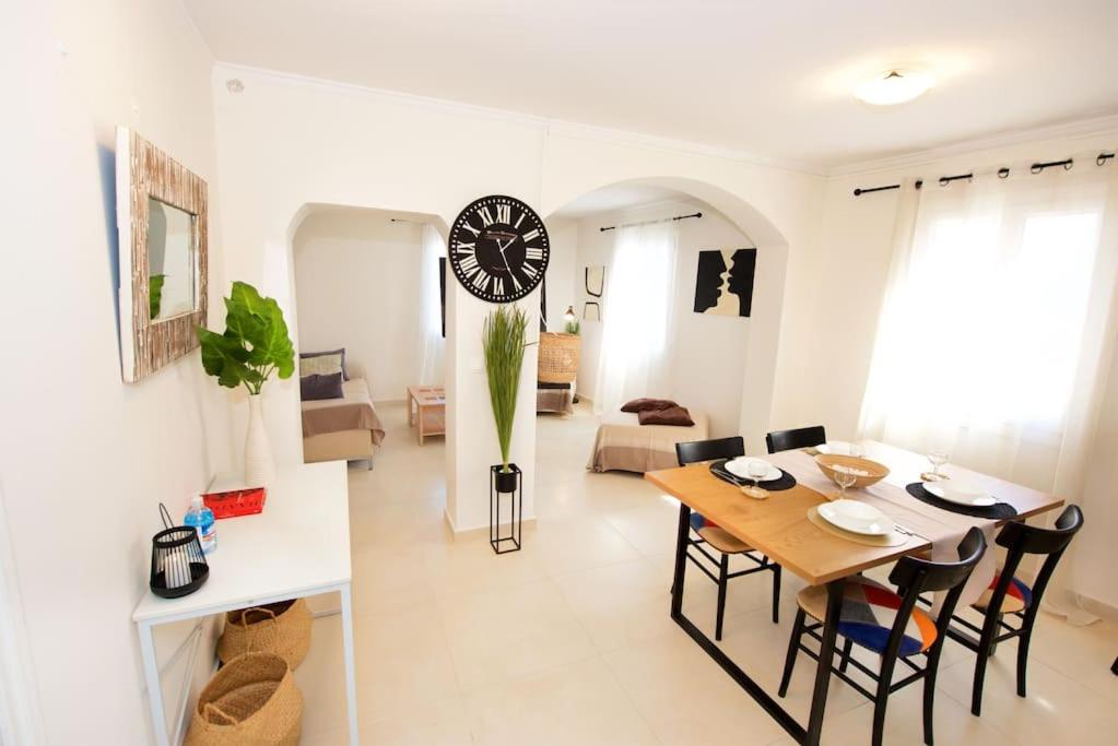 Ruang duduk di ANCH Apartment