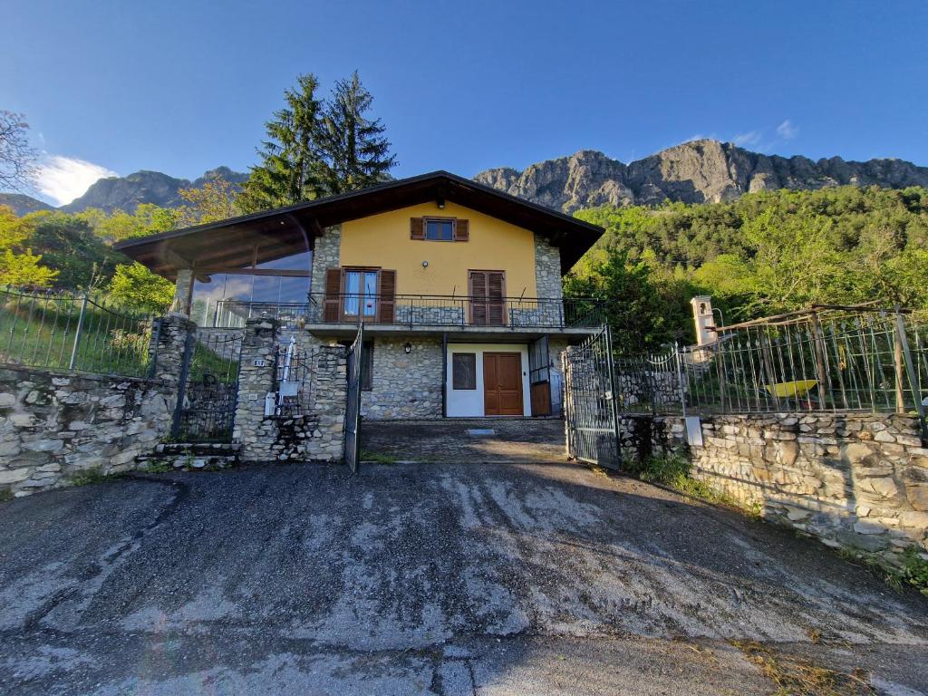 uma casa nas montanhas com uma entrada em Casa di montagna em Aisone