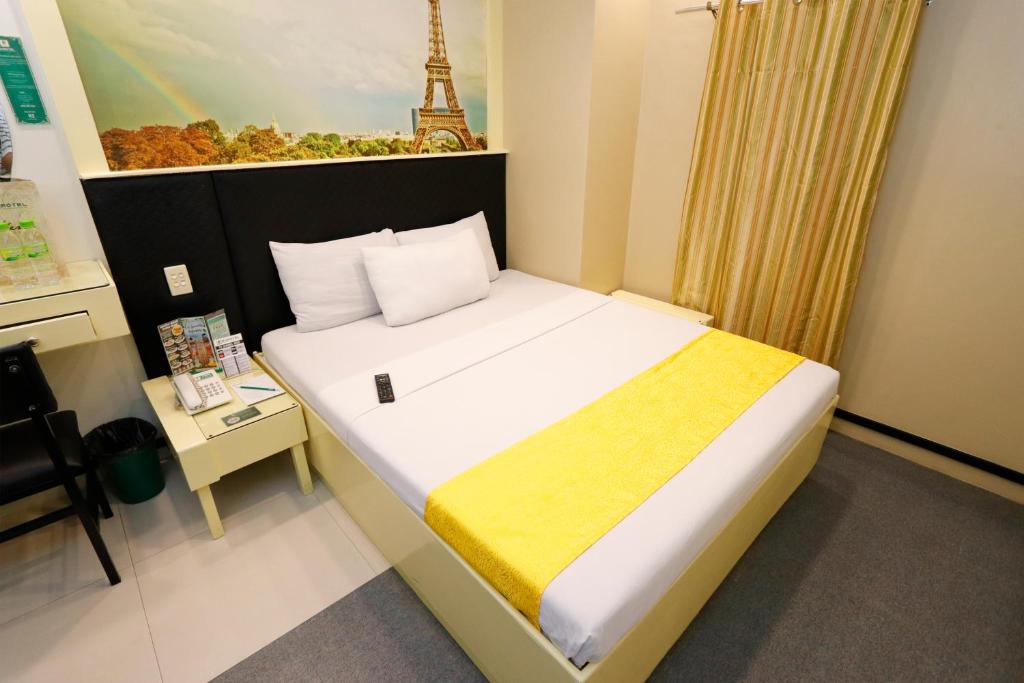 Postel nebo postele na pokoji v ubytování Eurotel Las Pinas