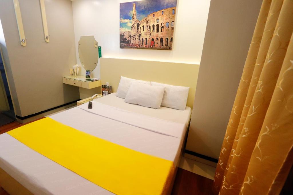 Postel nebo postele na pokoji v ubytování Eurotel Las Pinas
