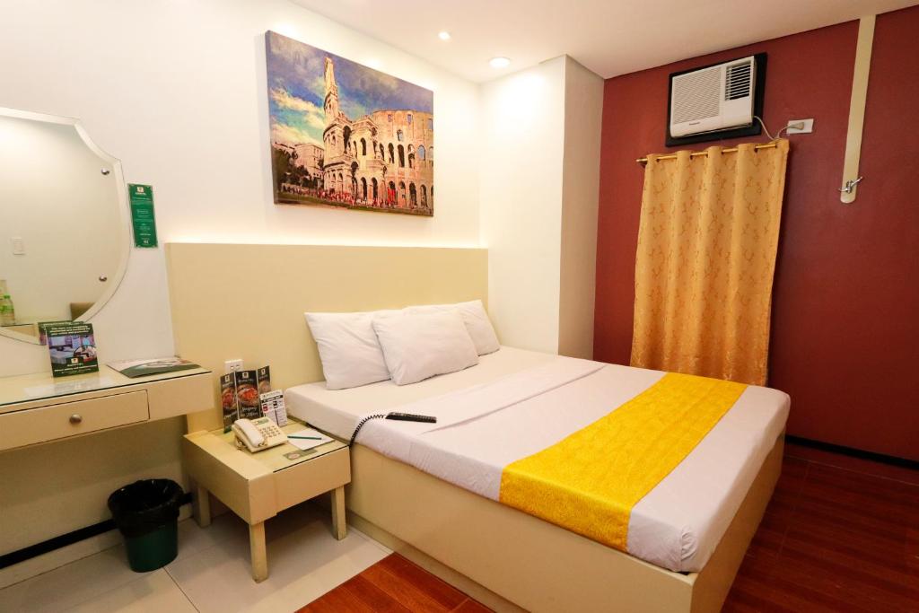 Postel nebo postele na pokoji v ubytování Eurotel Las Pinas