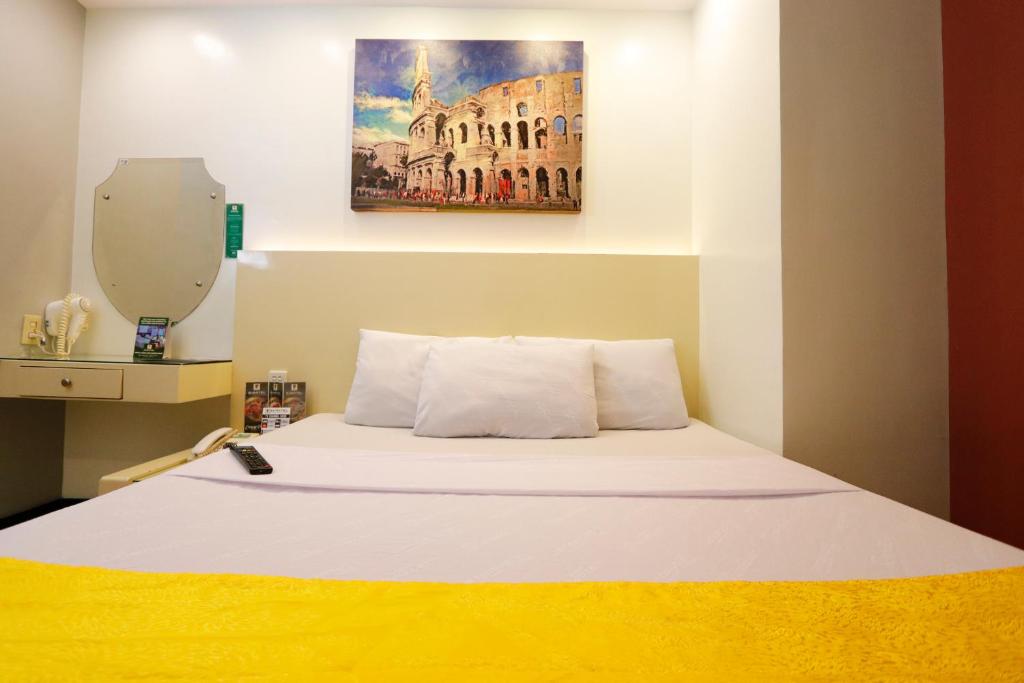 Postel nebo postele na pokoji v ubytování Eurotel Las Pinas
