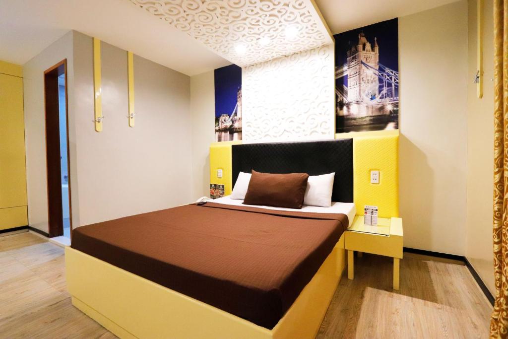Postel nebo postele na pokoji v ubytování Eurotel Las Pinas