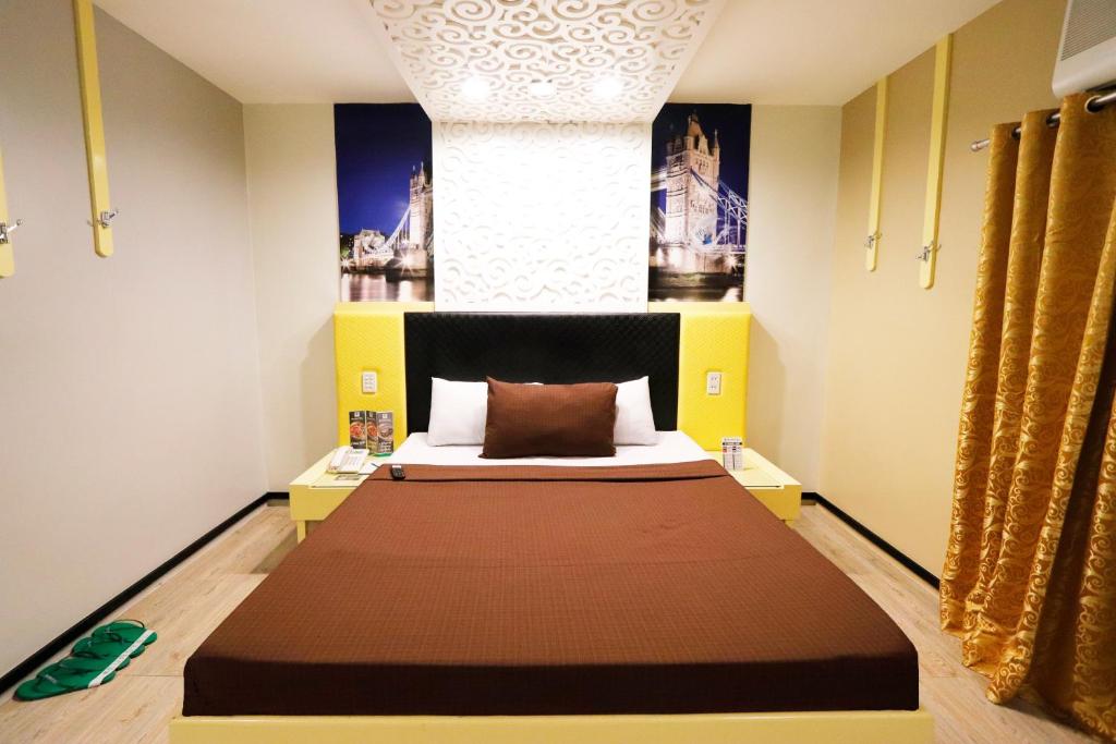 Postel nebo postele na pokoji v ubytování Eurotel Las Pinas