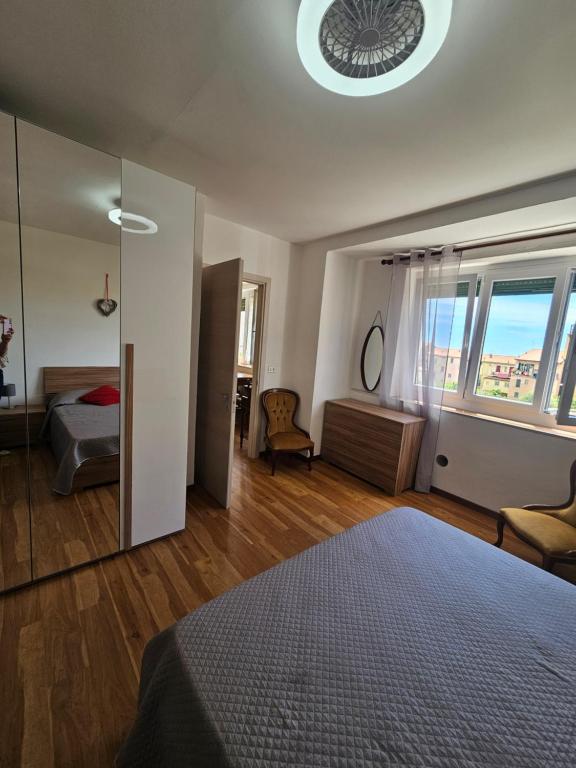 een grote slaapkamer met een bed en een raam bij La Casa di Aldo al Mare in Ospedaletti