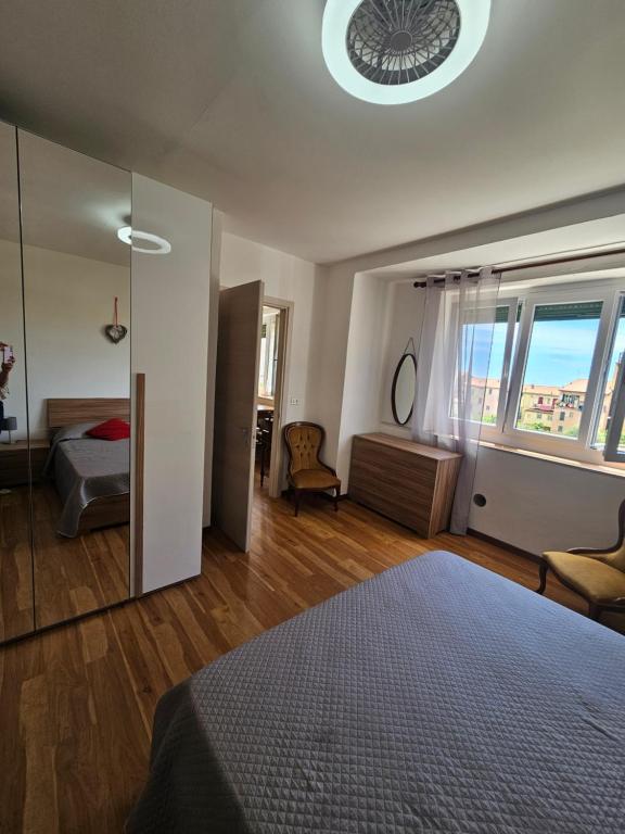 Un dormitorio grande con una cama y una ventana. en La Casa di Aldo al Mare, en Ospedaletti