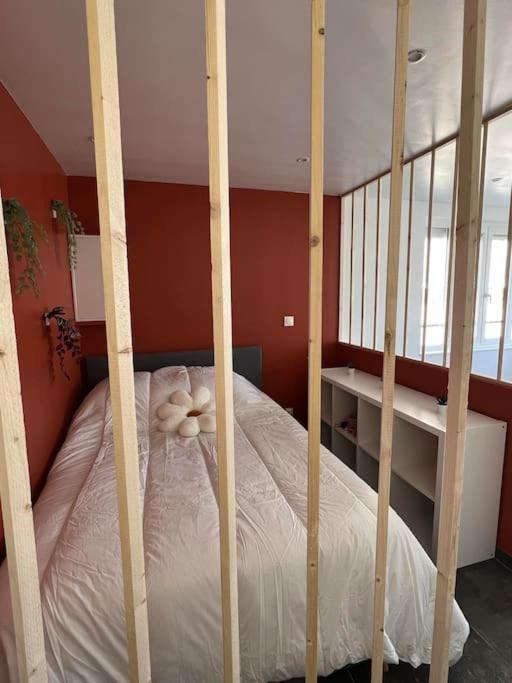 une chambre avec deux lits superposés dans une pièce dans l'établissement Studio Berck , proche plage , phare , centre ville, à Berck-sur-Mer