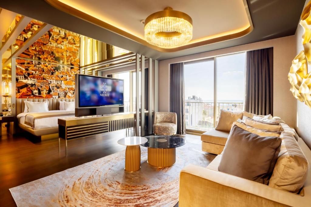 TV a/nebo společenská místnost v ubytování Merit Starlit Hotel & Residences