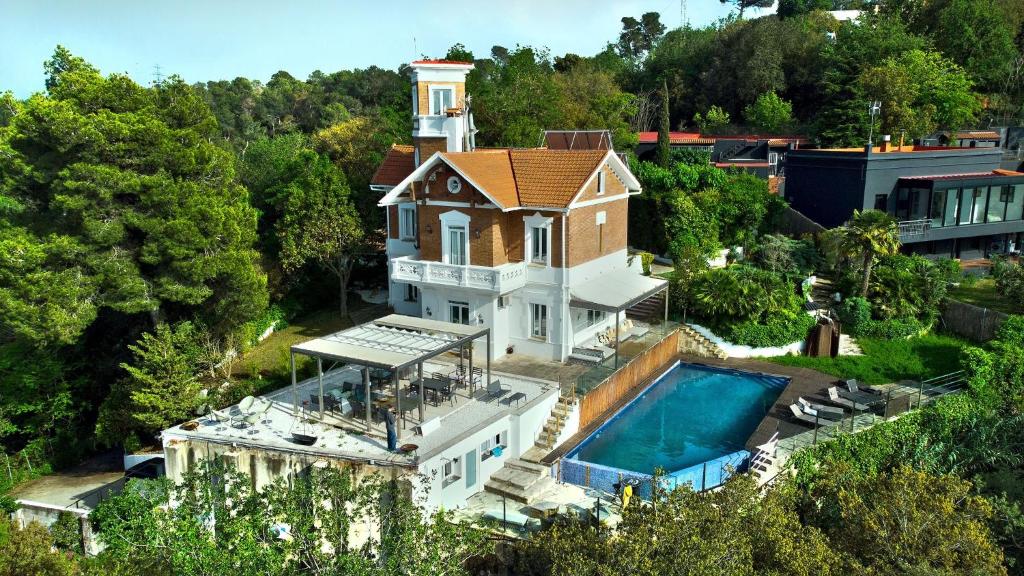 una vista aérea de una casa con piscina en Aya House, en Barcelona