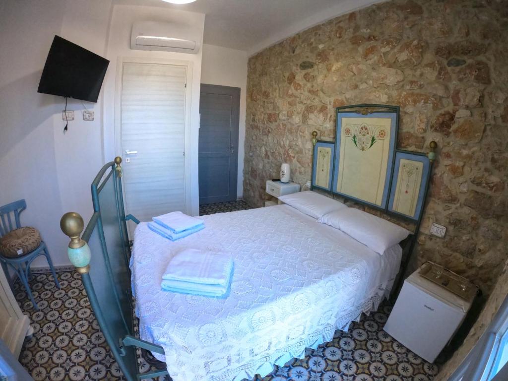 sypialnia z łóżkiem z ręcznikami w obiekcie Dommu de Nannai Moro: Camera con bagno e balcone w mieście Baunei