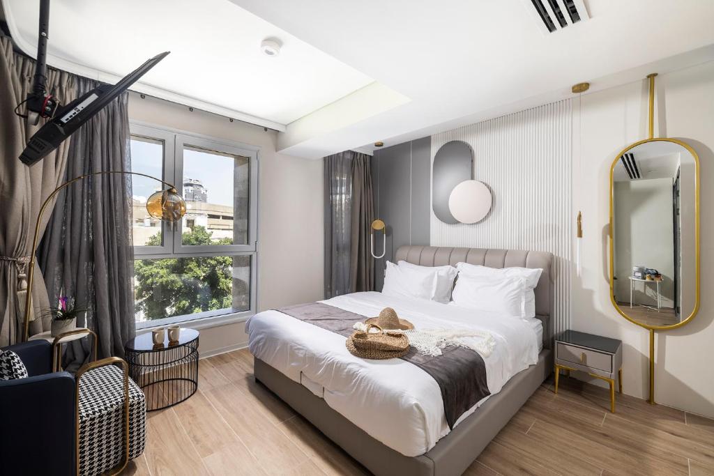 sypialnia z łóżkiem i dużym oknem w obiekcie Allenbeach TLV- apart Hotel- Adults only w Tel Awiwie