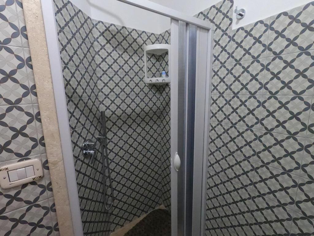 Koupelna v ubytování Dommu de Nannai Moro: Camera con bagno e balcone