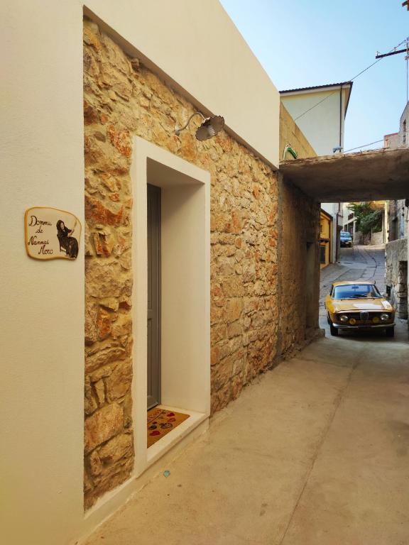 Fotografie z fotogalerie ubytování Dommu de Nannai Moro: Camera con bagno e balcone v destinaci Baunei
